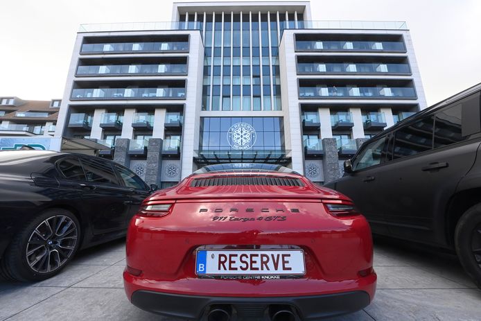 Noblesse oblige: de knalrode Porsche van Eddy Walravens voor de ingang van hotel La Réserve.