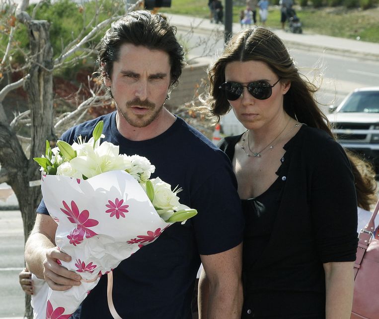 Christian Bale en zijn echtgenote Sibi Blazic bij het gedenkteken in Aurora. Beeld ap