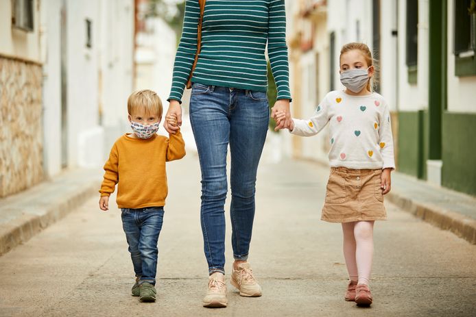 Kinderen met mondkapjes op.