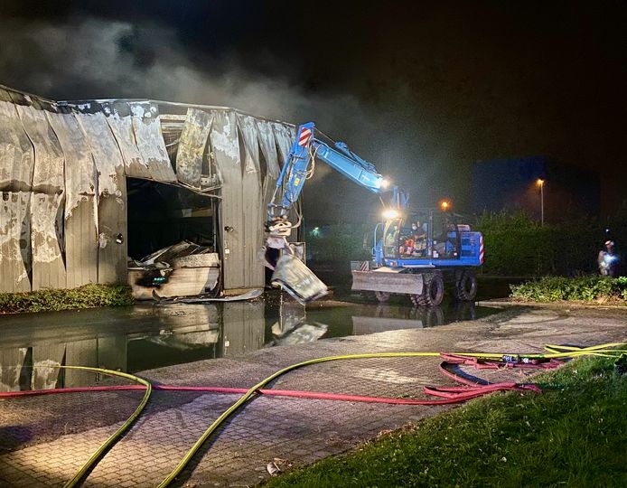 MECHELEN - Op het bedrijventerrein van farmaceutisch bedrijf Biocartis brak vrijdagavond een zware brand. Een kraan van de stad Mechelen moest het gebouw deels afbreken.
