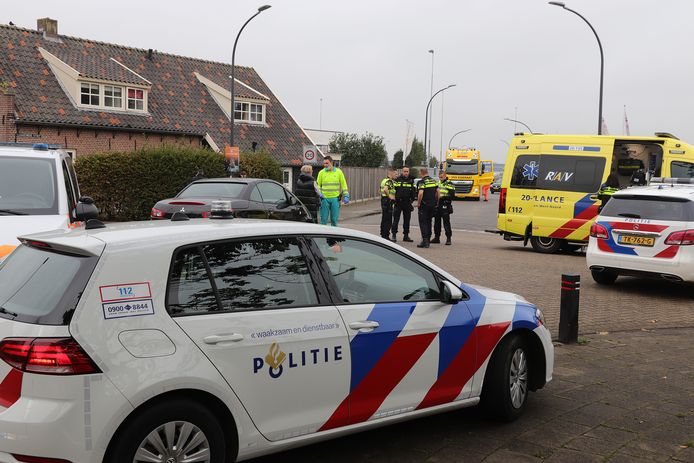 Een auto en een fietser zijn dinsdagochtend gebotst op de kruising aan de Laageindse Stoep in Waalwijk.