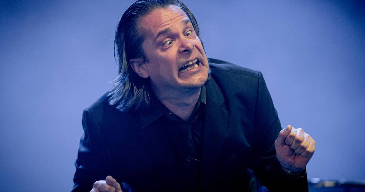 hans teeuwen in hemd gezet door jostiband show destentor nl