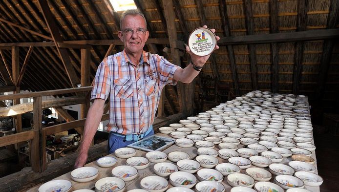 Van Doorn heeft de 285 bordjes en asbakjes uitgestald op een grote tafel in zijn boerderij.