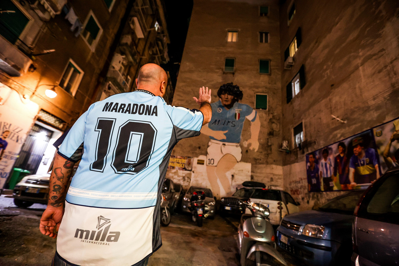 Napoli, Italië. Na de dood van Maradona kwamen veel fans bij specifiek deze muurschildering samen.