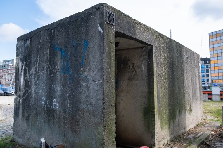 Ook aan de Rijnkaai, langs de Scheldekaaien vind je nog een - helaas ondergelopen - atoomkelder terug. Dit exemplaar, dat verzegeld is, biedt plaats aan 62 personen.  Beeld Tessa Kraan