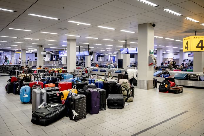 I problemi a Schiphol hanno portato anche a migliaia di valigie abbandonate l'anno scorso.  Tra questi i passeggeri in transito, le cui valigie non sono state trasferite sul volo in coincidenza a causa della mancanza di personale.