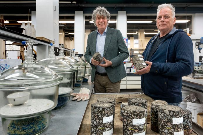 In het laboratorium van Kiwa KOAC aan de Esscheweg in Vught worden wegenbouwmaterialen getest. Links op de foto directeur Ties Joosten, rechts unitmanager Hans Buurman.