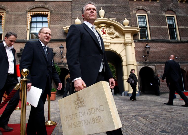2008: minister van Financiën Wouter Bos met de Miljoenennota op weg naar de Tweede Kamer. Beeld Foto Robert Vos/ANP