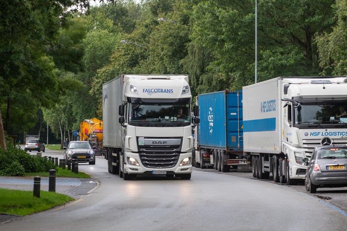 Vrachtverkeer op bedrijventerrein Kerkdennen in Ermelo. De gemeente denkt na over manieren om vrachtauto's zoveel mogelijk te weren uit het dorp.