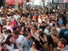 Nijmegen loopt massaal uit voor de Vierdaagsefeesten: files bij de bar en topdrukte op de pleinen 