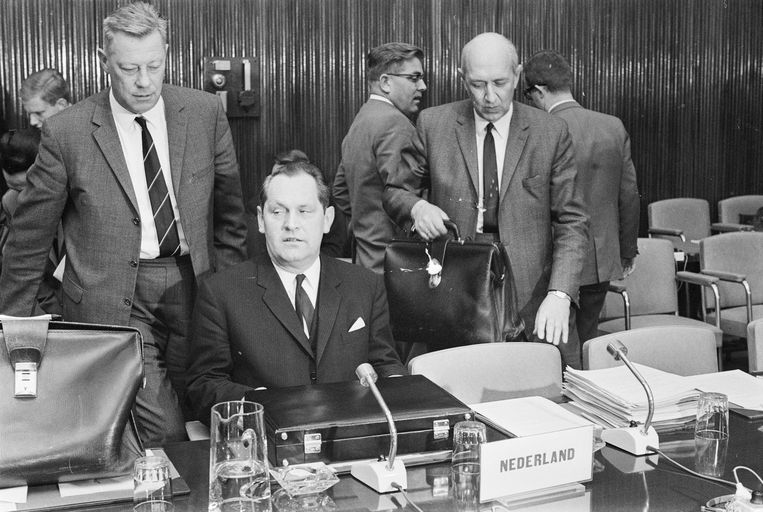 Minister Pierre Lardinois (midden achter de microfoon) tijdens een Landbouwvergadering in Brussel.  Beeld Hollandse Hoogte /  ANP