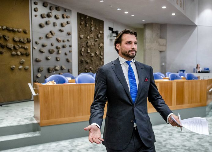 Politicus Thierry Baudet in de Nederlandse Tweede Kamer, nadat het voltallige kabinet de zaal had verlaten vanwege opmerkingen van de FvD-leider.