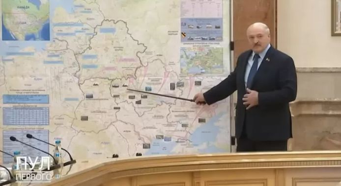 La carte affichée par Loukachenko montre des attaques russes depuis la Biélorussie, le long de la frontière orientale de l’Ukraine et depuis la Crimée annexée. Les plans correspondent donc aux interventions russes sur le terrain, mais ils montrent également des attaques qui n’ont pas encore été lancées.