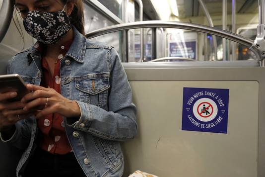 Een vrouw met smartphone op de metro in Parijs. 