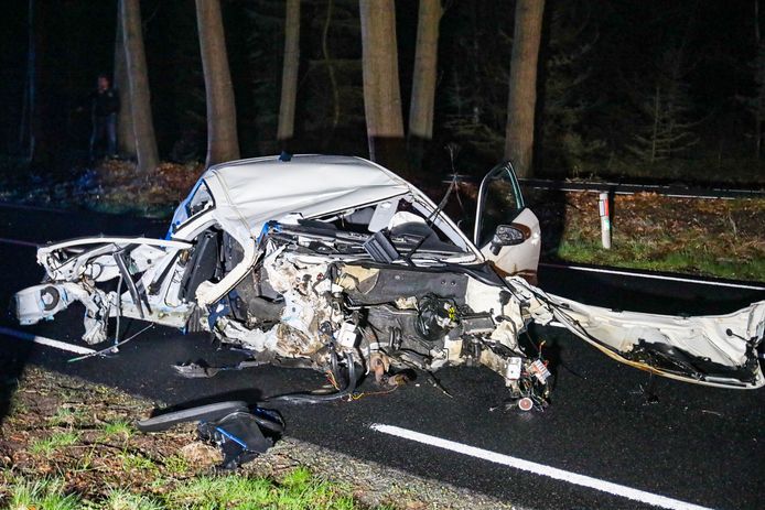De auto knalde keihard op een boom en is total loss. Van een aantal inzittenden ontbreekt ieder spoor. De politie zoekt met speurhonden naar hen.