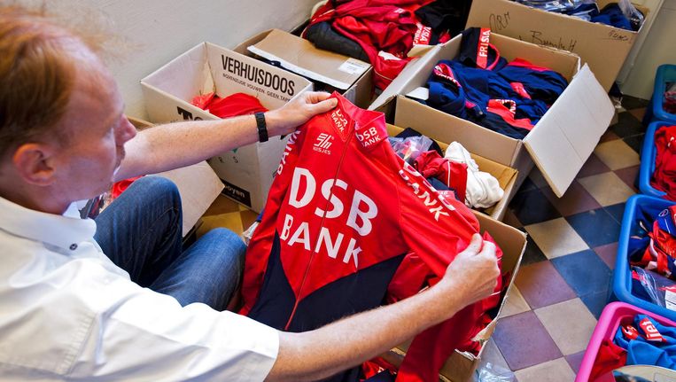 Een geïnteresseerde bekijkt de inventaris van de failliete DSB-bank tijdens een kijkdag in 2011. Beeld anp