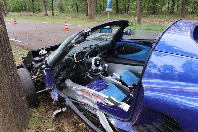 Lotus crasht tegen boom in Oirschot.