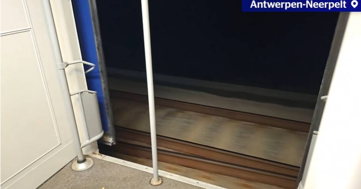 KIJK. Trein AntwerpenNeerpelt rijdt met open deuren tussen Lier en
