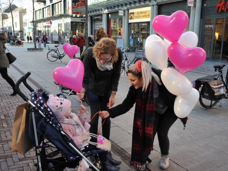 Vluchtelingen delen hartjesballonnen uit voor Valentijnsdag