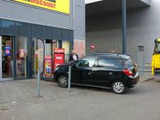 Paaltjes voorkomen dat auto winkelcentrum in Enschede binnenrijdt