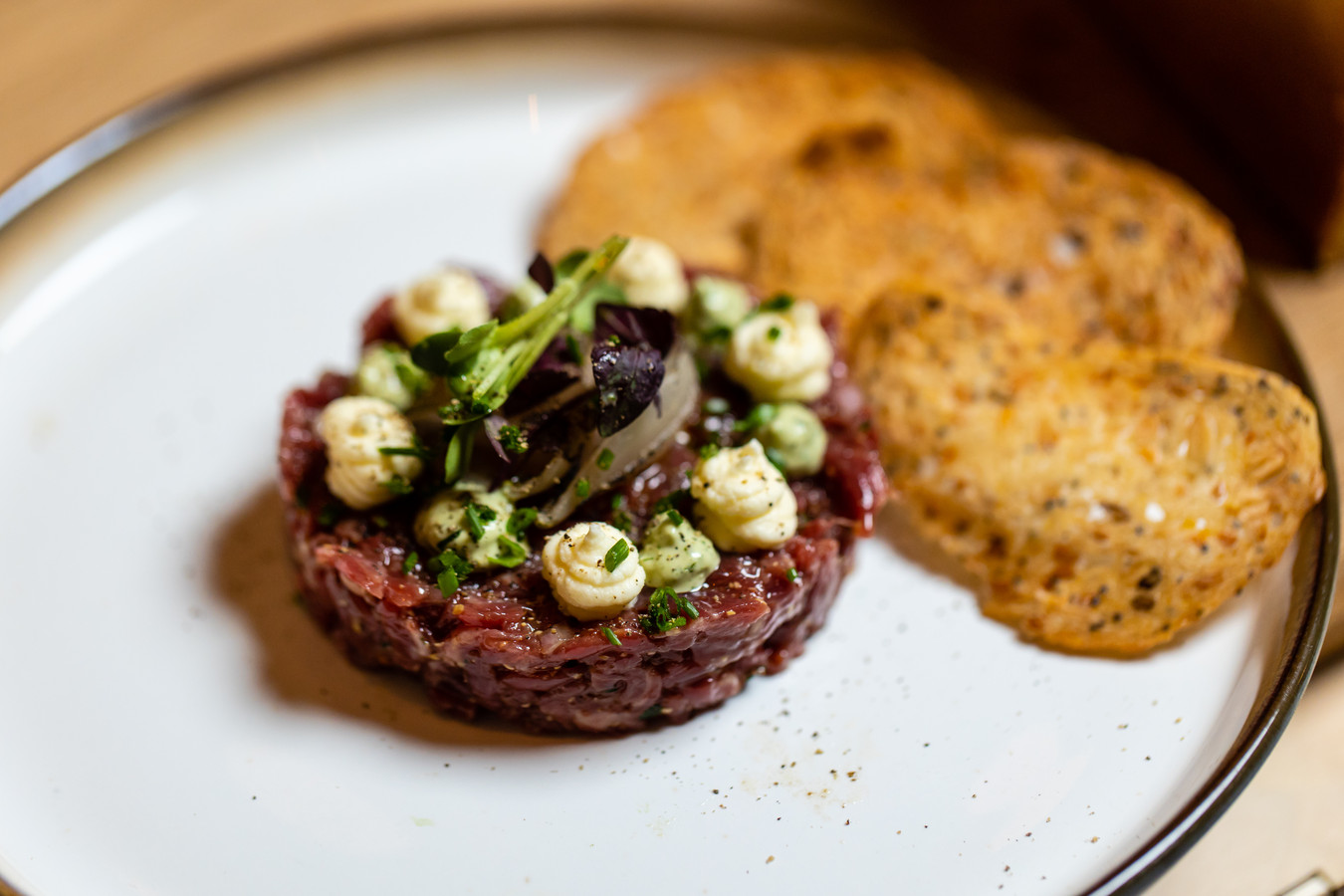 Le Bar À Tartare propose le classique tartare de boeuf.