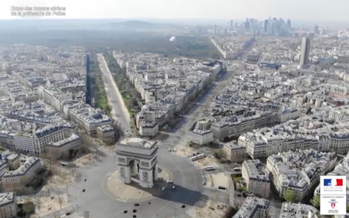 Dronebeeld van een verkeersloos Parijs tijdens de Franse lockdown.