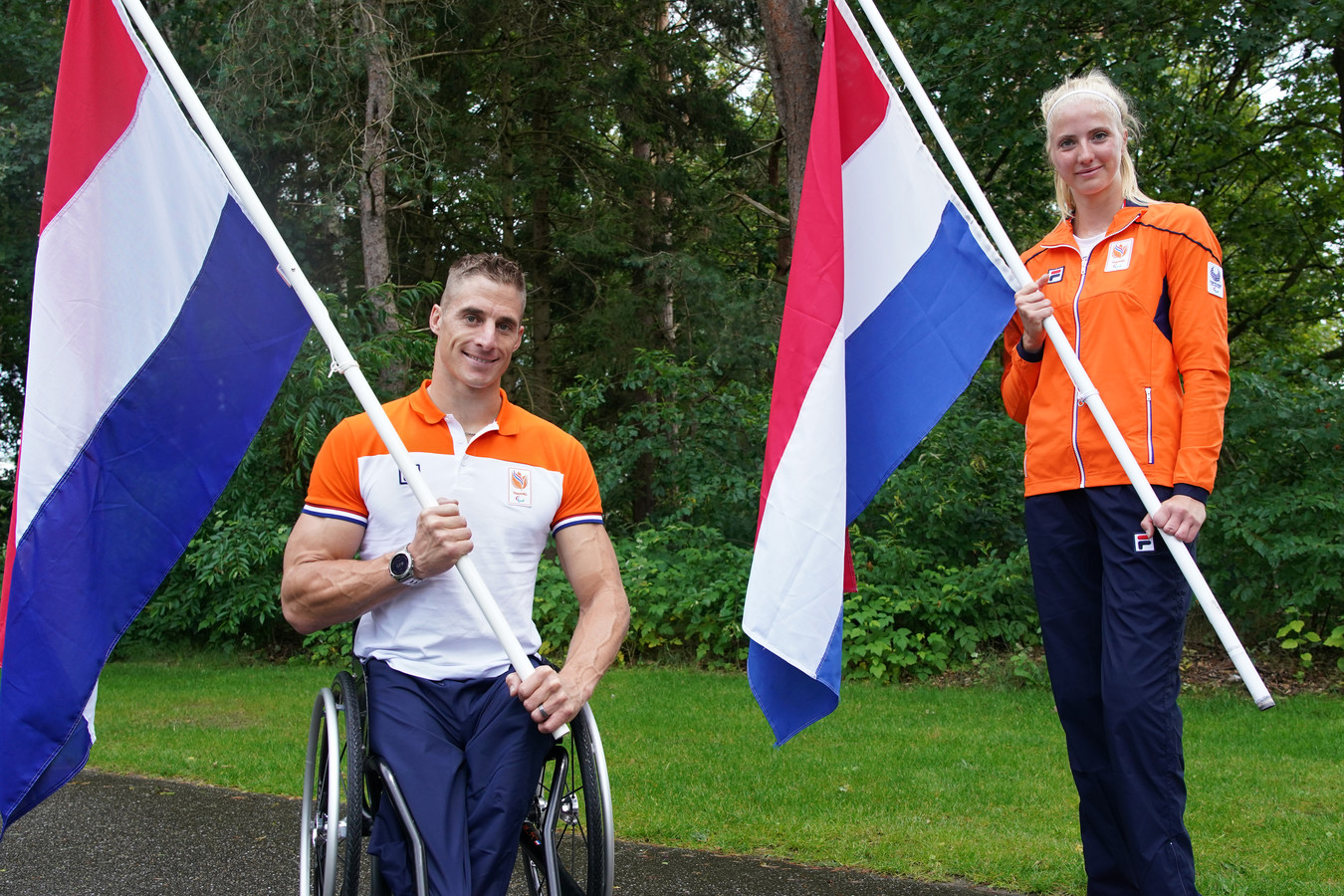Jetze Plat en Fleur de Jong dragen vandaag op de openingsceremonie van de Paralympische Spelen de Nederlandse vlag.