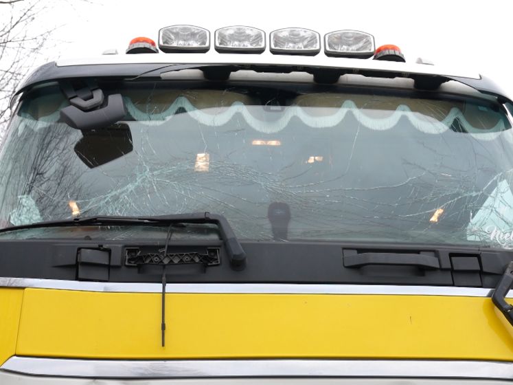 Twee vrachtwagens botsen op A27 bij Raamsdonksveer, ruim een uur file