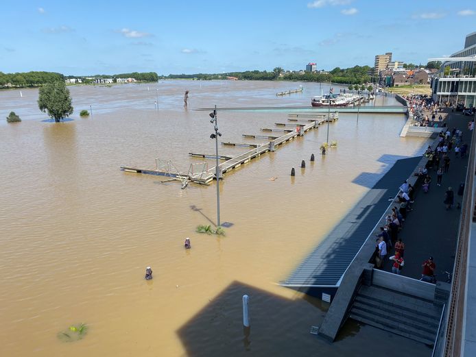 De jachthaven van Venlo is compleet overstroomd. Van het terras van restaurant de Werf zijn alleen nog de punten van de parasols te zien.