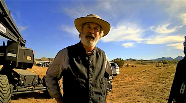 Alec Baldwin op de filmset van 'Rust', vlak na het fatale schietincident. Beeld Politie Santa Fé, New Mexico