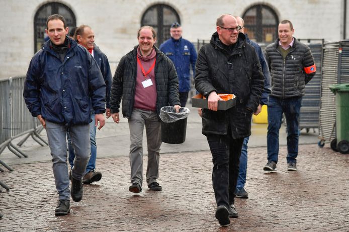 Leden van het Ros Beiaardcomité komen aan met de polsbandjes. De bedeling startte een uur vroeger dan voorzien, gezien de grote massa wachtenden in de Kerkstraat.