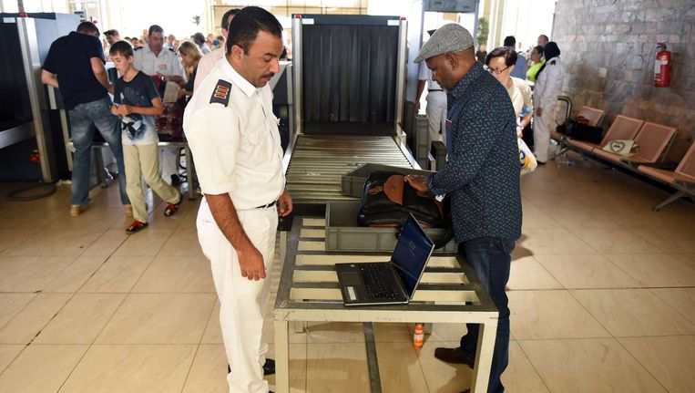 Een Egyptische beveiligers controleert bagage op de luchthaven van Sharm el-Sheikh Beeld afp