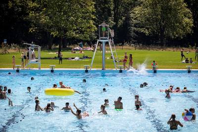 Ein-de-lijk is het écht mooi weer: grote drukte bij openluchtzwembaden in Twente