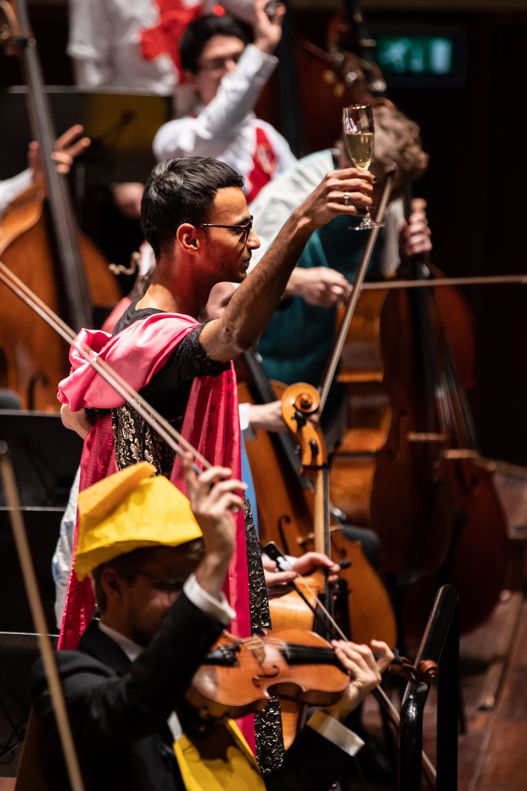 Manoj Kamps in jurk met een glas bubbels na afloop van het concert met het Nederlands Studenten Orkest. Beeld Veerle Bastiaanssen