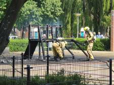 Speeltoestel op schoolplein gaat in vlammen op