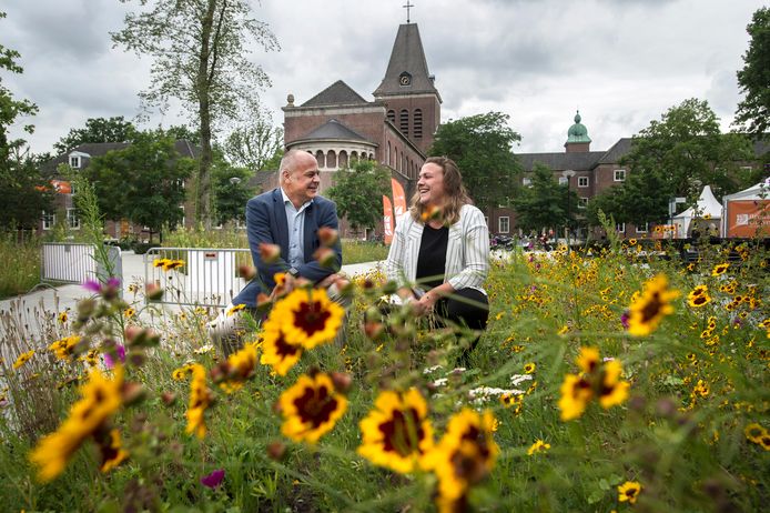Tim van Leeuwen en Margot Guikers op de bloemrijke campus van Breda University of Applied Sciences.