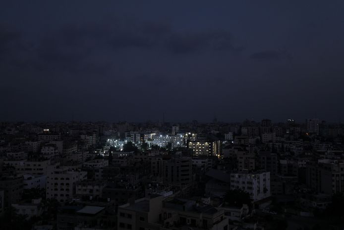Het al-Shifa-ziekenhuis als één van de enige gebouwen in Gaza opgelicht in de nacht, dankzij generatoren. Het ministerie van Volksgezondheid in Gaza heeft gewaarschuwd dat er dringend brandstof nodig is om de generatoren draaiende te houden.