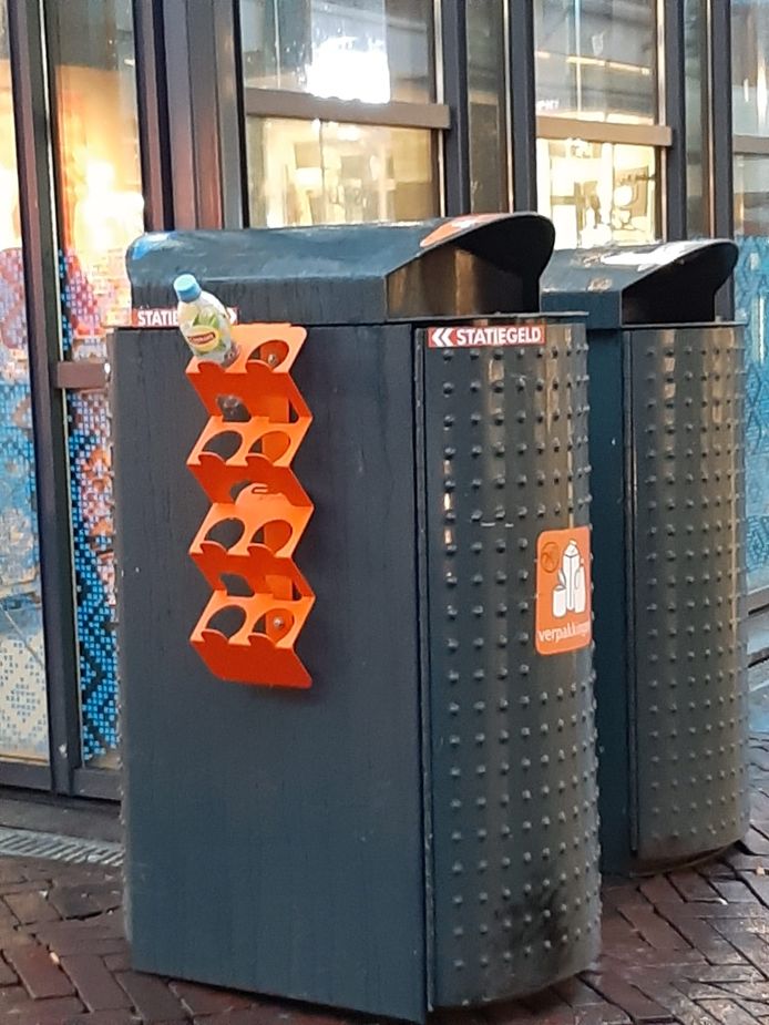 Rekje aan de prullenbak waar je je statiegeldflesje kwijt kunt, zoals hier aan de zijkant van bij de Primark