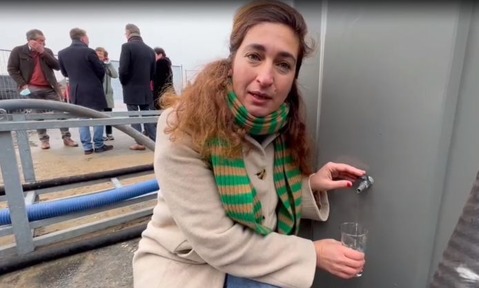 Minister Zuhal Demir drinkt van zeewater gemaakt drinkwater