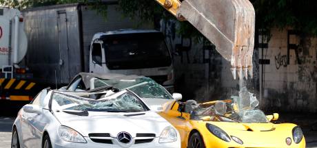 Gesmokkelde sportwagens met kraan vernietigd 