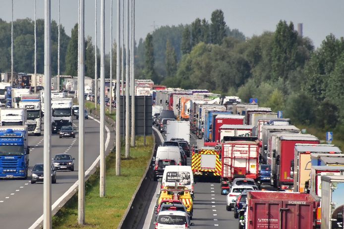 In de file staan wordt stilaan weer vertrouwd, hoewel er door corona veel minder verkeer op de baan is.