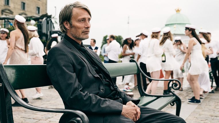 In midlifecrisisfilm Druk krijgt Mads Mikkelsen de kans om te schitteren |  De Volkskrant