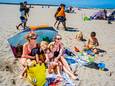 Het strand van Ouddorp is geliefd bij mensen uit binnen- en buitenland, zoals de Brabantse Natalie Nijssen en Kristel Stadhouders met hun kinderen.
