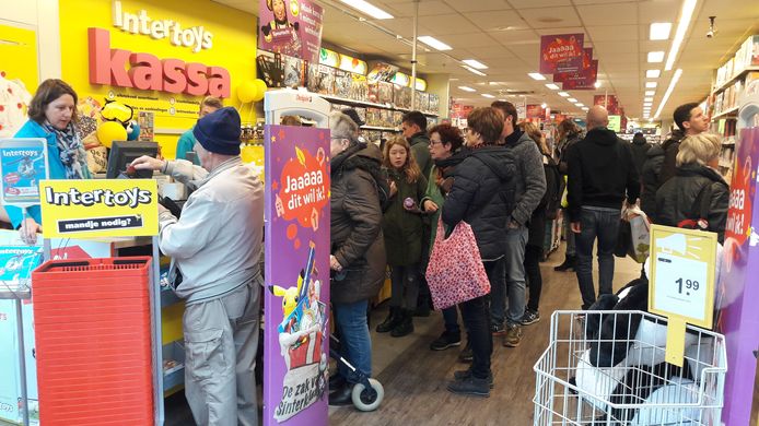 Rond Sinterklaas 2017 was het nog topdrukte bij deze Intertoys in Nijmegen.