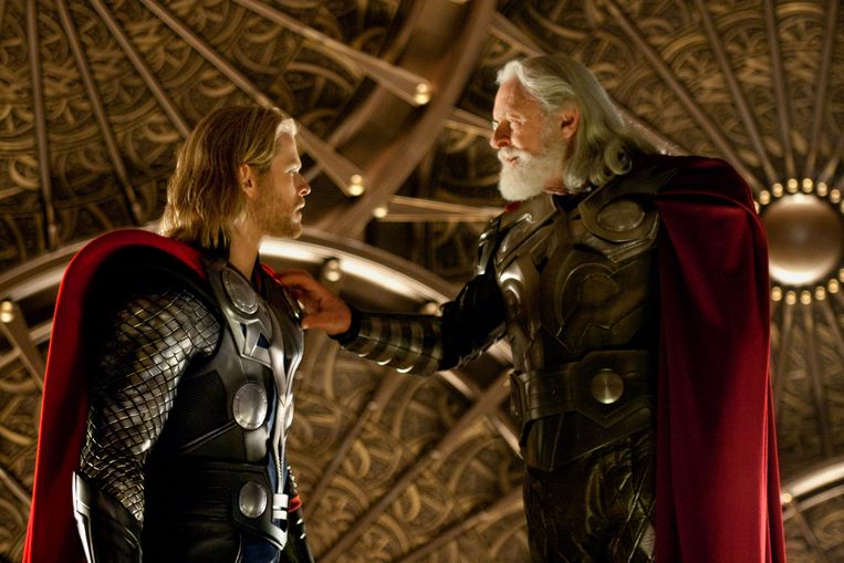 Chris Hemsworth en Anthony Hopkins als Thor en Odin in de film Thor.  Beeld AP