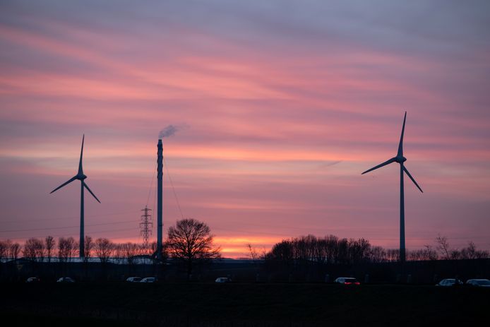 Twee van de drie huidige windmolens in Zutphen op industrieterrein De Mars. Windmolens van 120 meter hoog.