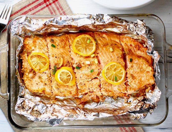 Zalm in een aluminiumfolie gewikkeld om sneller te garen.