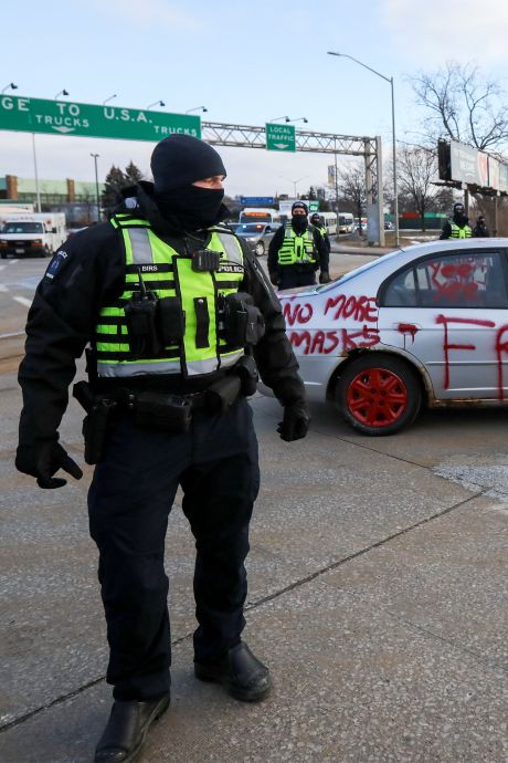 Un pont canadien à la frontière américaine toujours bloqué par des "convois de la liberté" malgré l'intervention de la police