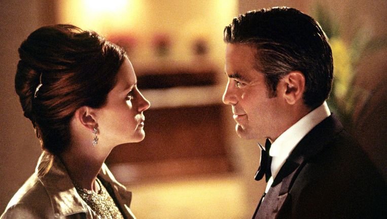 Julia Roberts en George Clooney in Ocean's Eleven. Beeld  