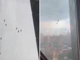 Chinezen bungelen van hoog gebouw na harde wind